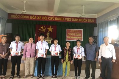 Trao tặng máy tính bảng cho học sinh nghèo Trường THCS Phổ Cường